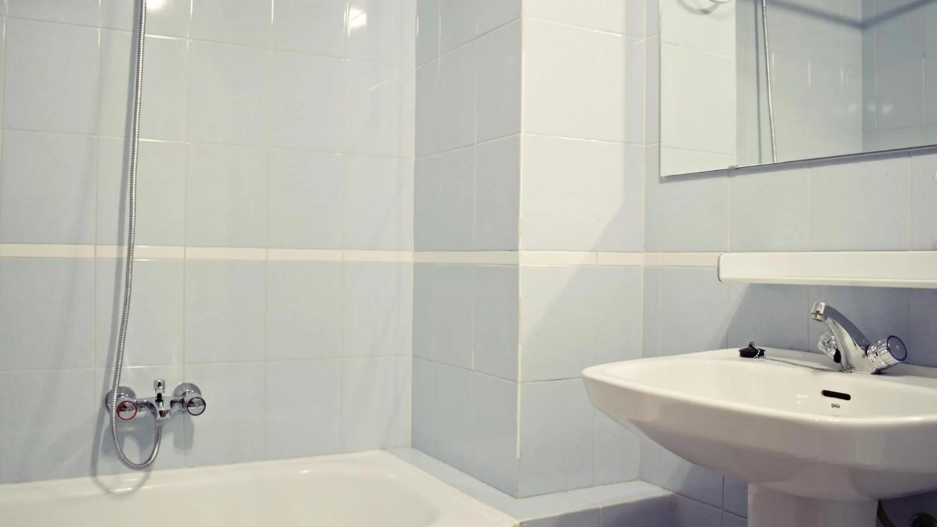 Amplio Y Luminoso Apartamento Cerca Del Centro Y La Playa Con Piscina Y Parking Privado Malaga 0*,  Spain