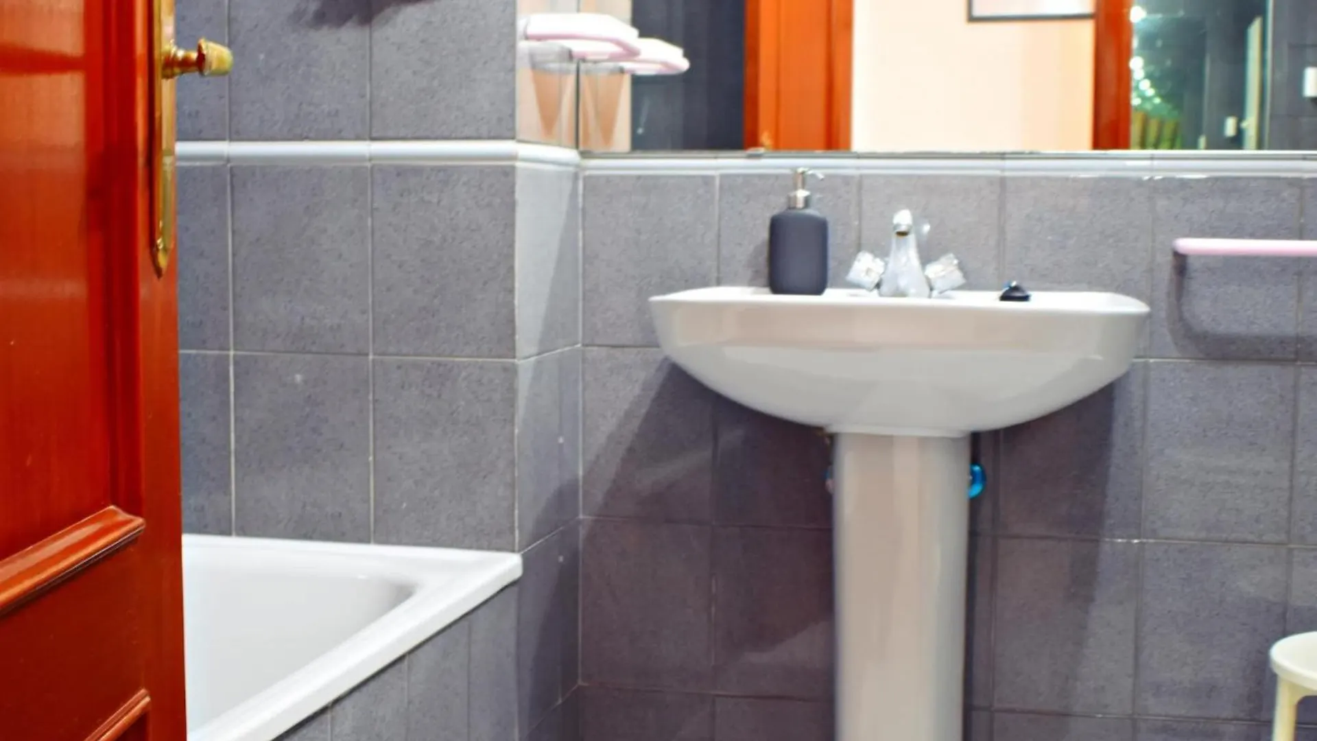 Amplio Y Luminoso Apartamento Cerca Del Centro Y La Playa Con Piscina Y Parking Privado Malaga 0*,